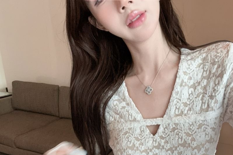 Lace V-Neck Slim Fit Crop Top Long Sleeve