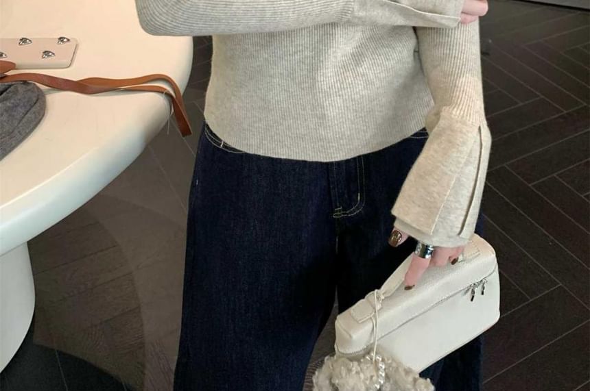 Ribbed Knit V-Neck Top with Long Sleeves