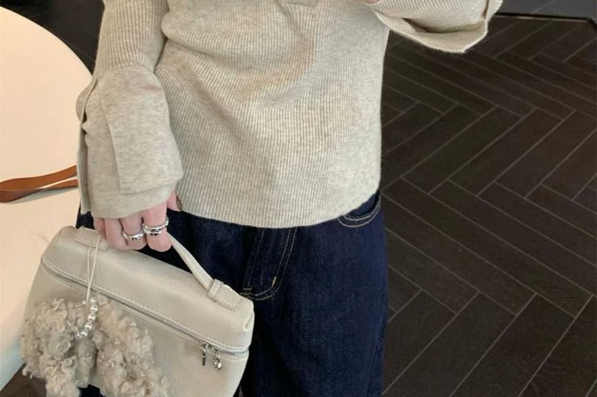Ribbed Knit V-Neck Top with Long Sleeves