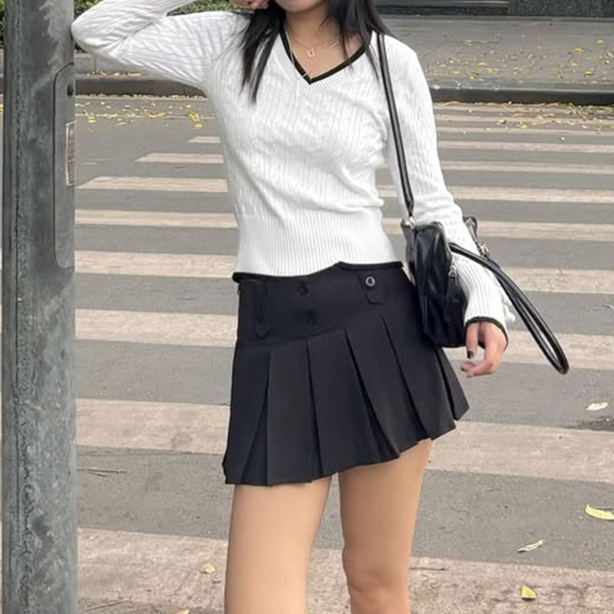 Contrast Trim Cable Knit V-Neck Sweater