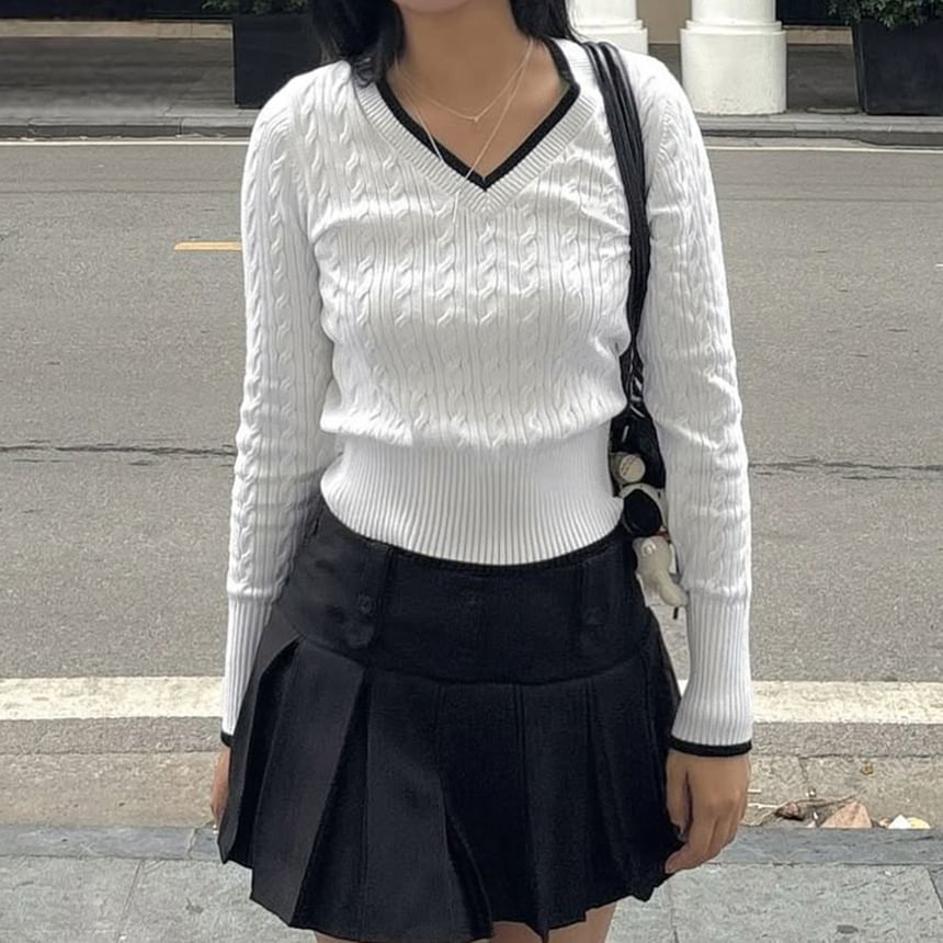 Contrast Trim Cable Knit V-Neck Sweater