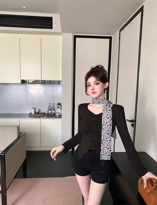 Ruched Slit Crop Tee with Leopard Scarf Set