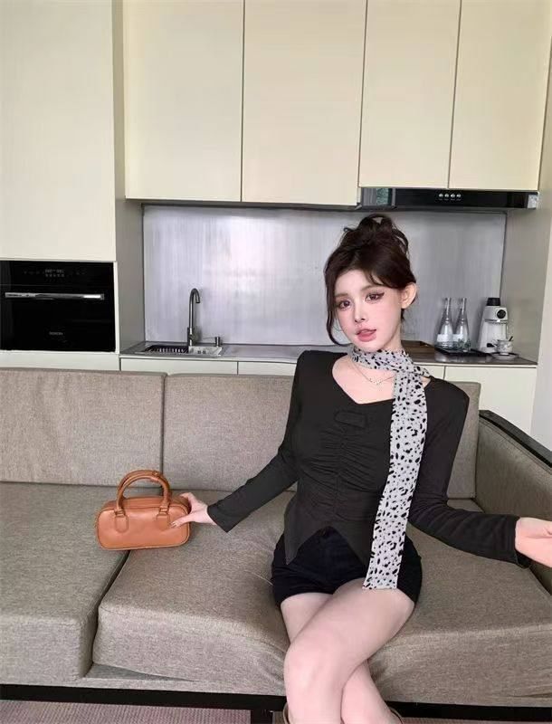 Ruched Slit Crop Tee with Leopard Scarf Set