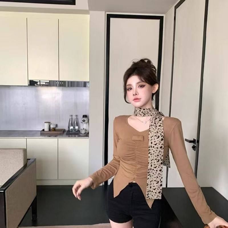 Ruched Slit Crop Tee with Leopard Scarf Set