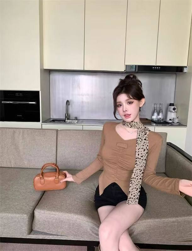 Ruched Slit Crop Tee with Leopard Scarf Set