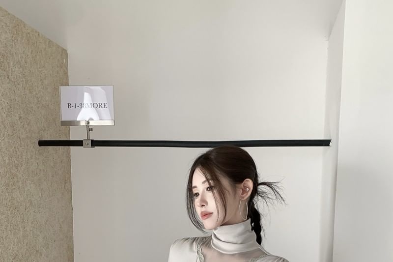 Turtleneck Mesh Panel Lace Trim Slim Fit Tee