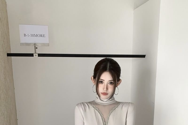 Turtleneck Mesh Panel Lace Trim Slim Fit Tee