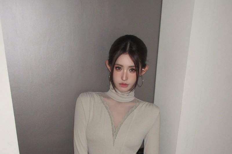 Turtleneck Mesh Panel Lace Trim Slim Fit Tee