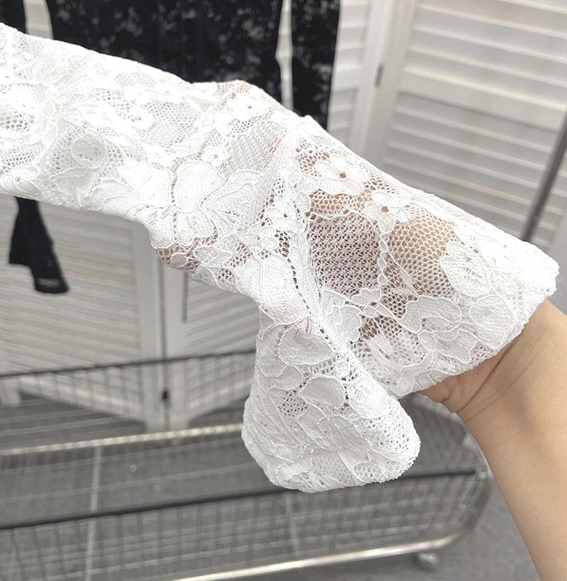 V-Neck Lace-Up Lace Slim Fit Crop Top