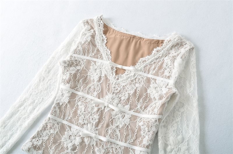 V-Neck Lace Cropped Long Sleeve Top