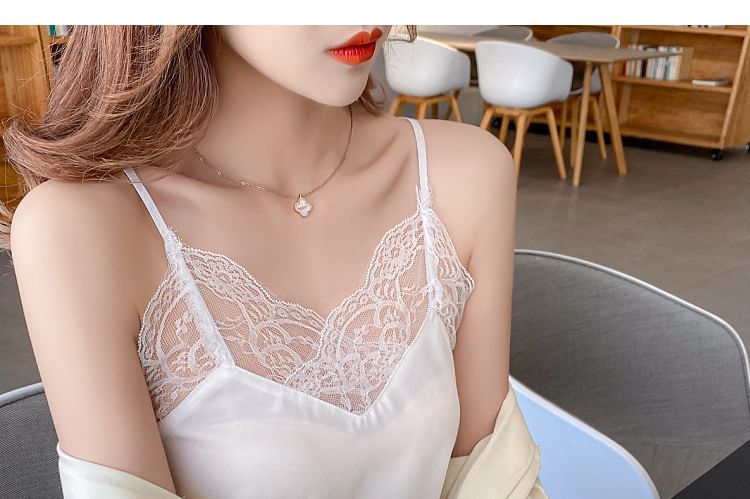 Lace Trim V-Neck Camisole in Solid Color