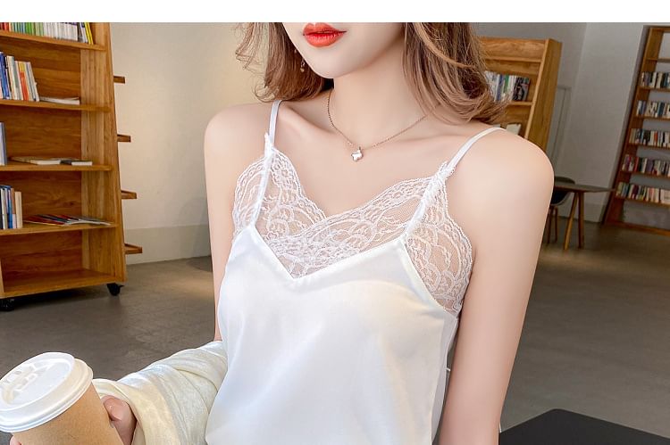 Lace Trim V-Neck Camisole in Solid Color