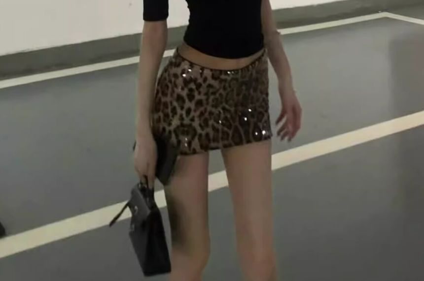 Mock Neck Elbow-Sleeve T-Shirt with Low Rise Leopard Print Mini Skirt Set