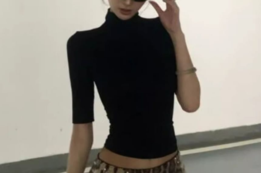 Mock Neck Elbow-Sleeve T-Shirt with Low Rise Leopard Print Mini Skirt Set