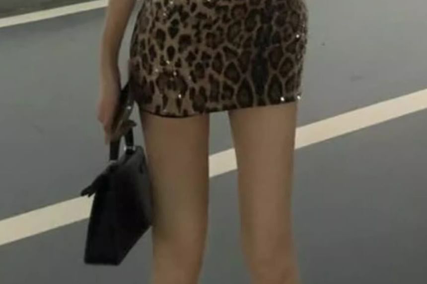 Mock Neck Elbow-Sleeve T-Shirt with Low Rise Leopard Print Mini Skirt Set