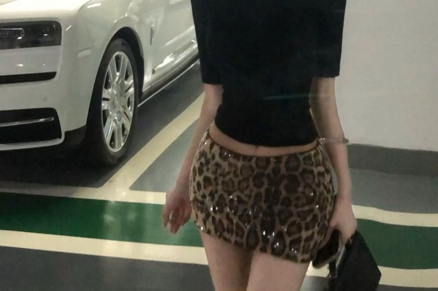Mock Neck Elbow-Sleeve T-Shirt with Low Rise Leopard Print Mini Skirt Set