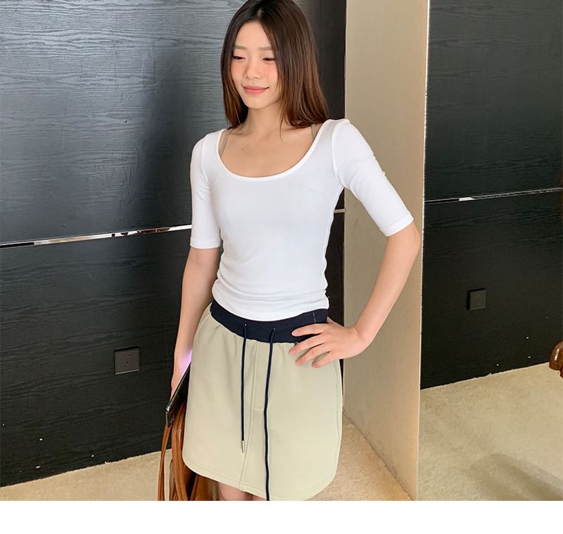 Solid Scoop-Neck Short-Sleeve Tee with Cropped Fit