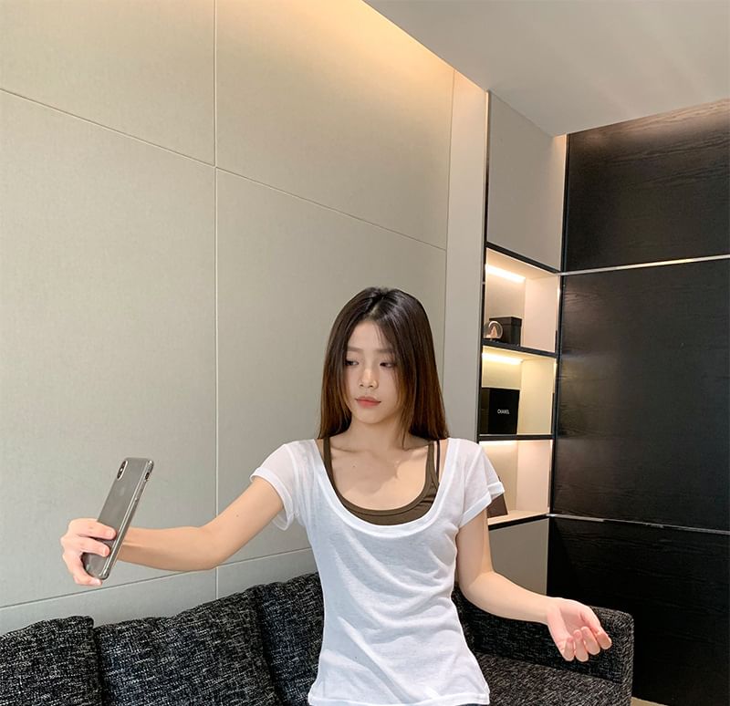 Solid Cropped Sleeveless Blouse