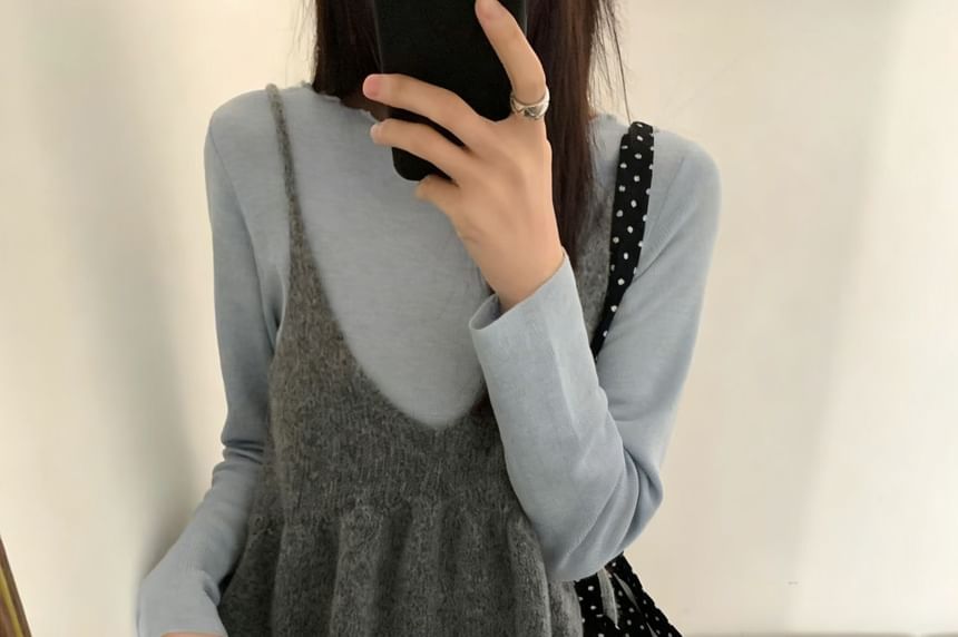 Cropped V-Neck Sleeveless Top in Solid Color