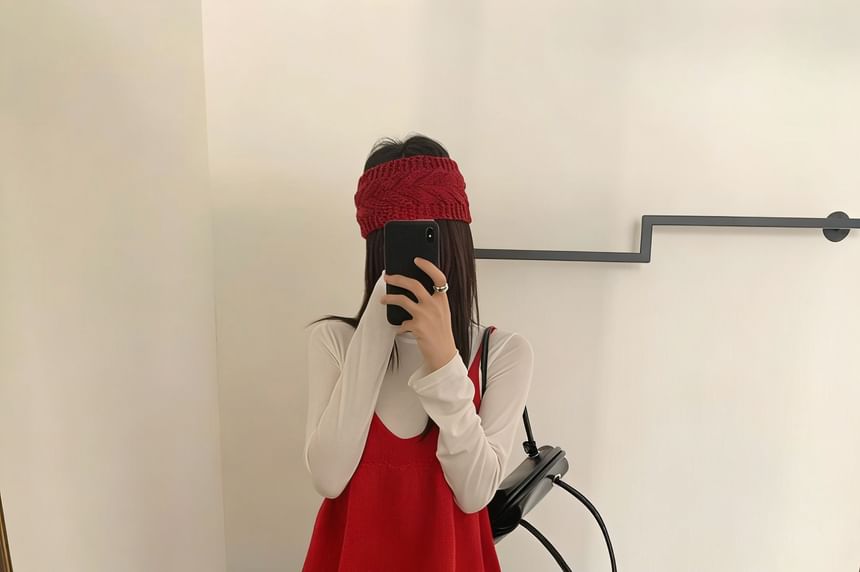 Cropped V-Neck Sleeveless Top in Solid Color
