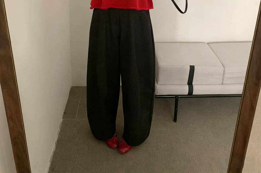 Cropped V-Neck Sleeveless Top in Solid Color