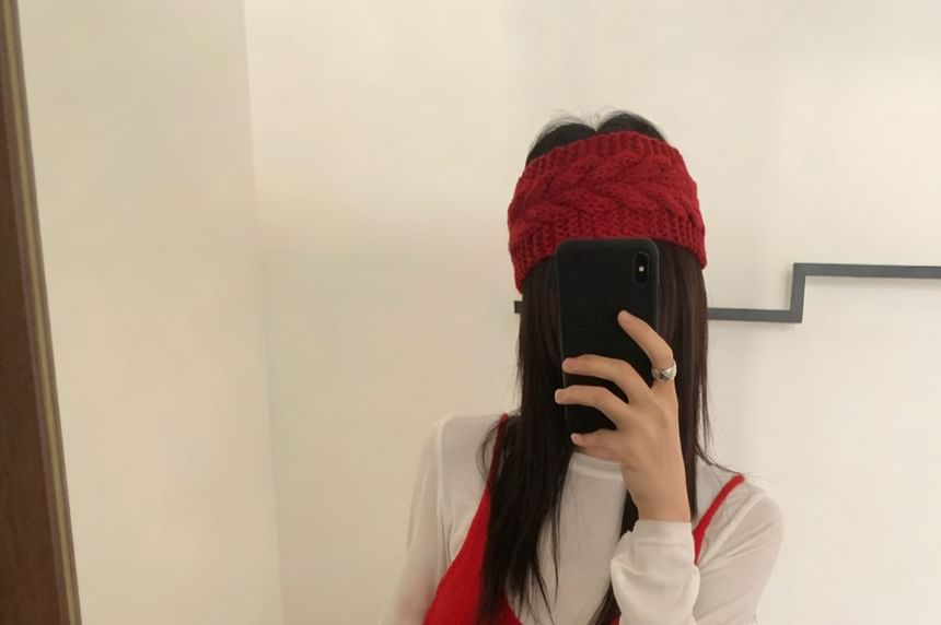 Cropped V-Neck Sleeveless Top in Solid Color