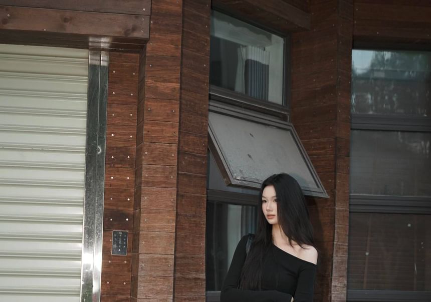 Asymmetric Off Shoulder Long Sleeve Solid Tee