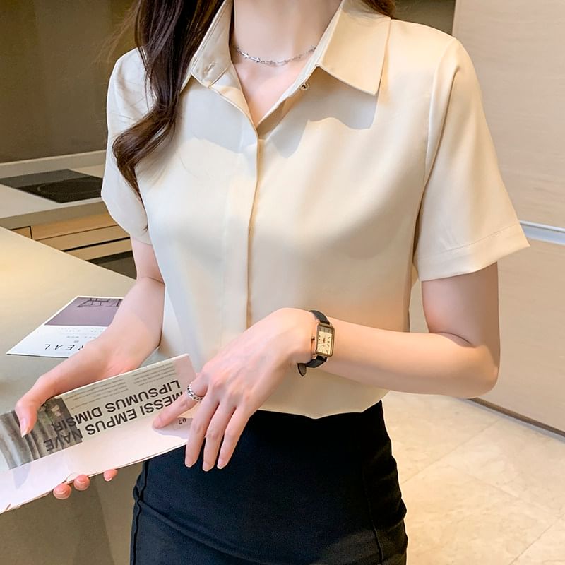 Short-Sleeve Collared Button-Up Solid Blouse