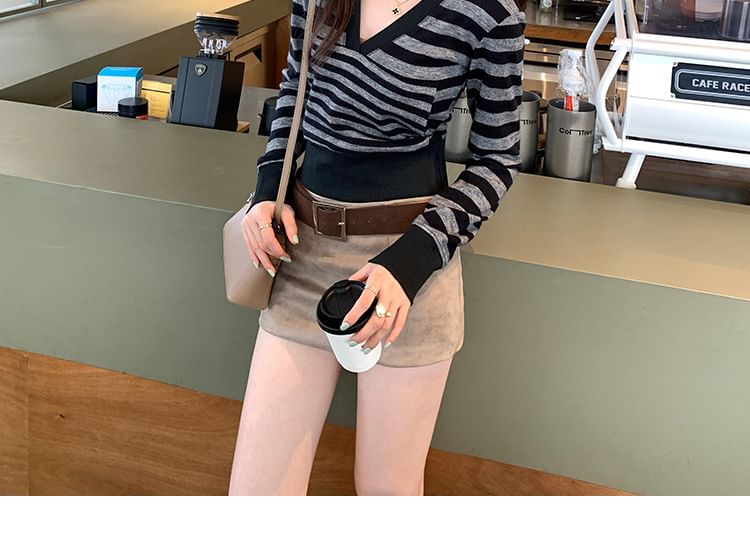 Striped V-Neck Cropped Hoodie with Modern Cut