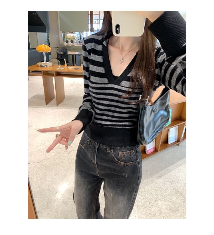 Striped V-Neck Cropped Hoodie with Modern Cut