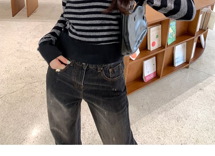 Striped V-Neck Cropped Hoodie with Modern Cut
