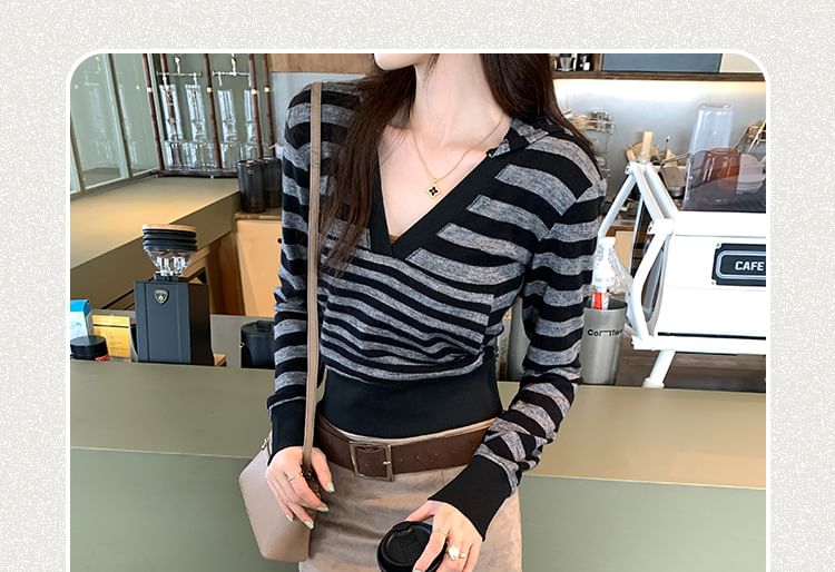 Striped V-Neck Cropped Hoodie with Modern Cut