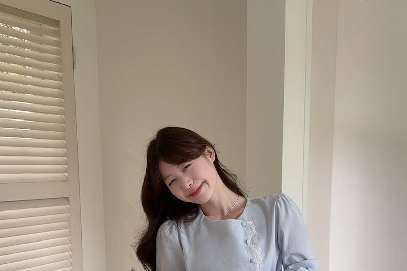 Long-Sleeved Round Neck Asymmetrical Lace Blouse