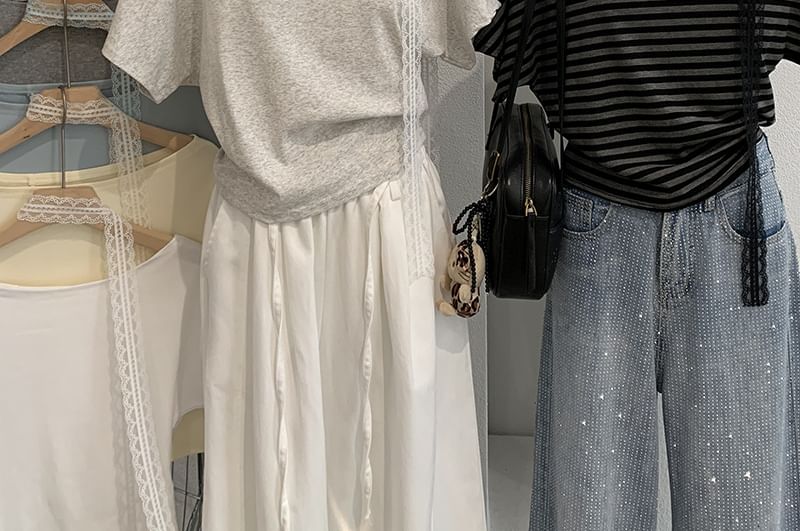 Set: Short-Sleeve Off-Shoulder T-Shirt + Lace Skinny Scarf
