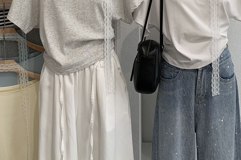Set: Short-Sleeve Off-Shoulder T-Shirt + Lace Skinny Scarf