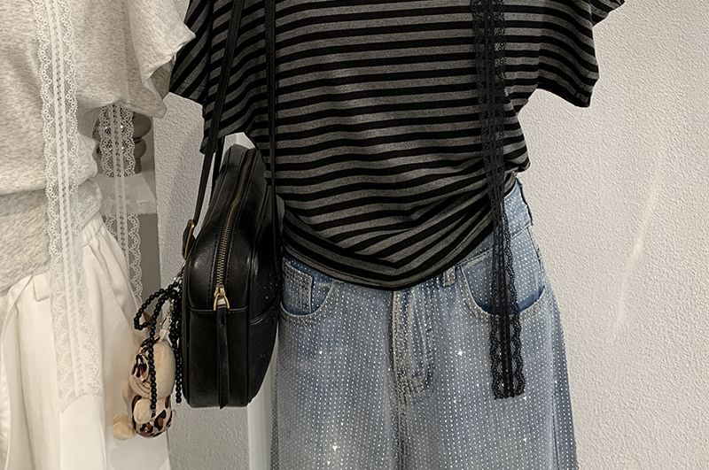 Set: Short-Sleeve Off-Shoulder T-Shirt + Lace Skinny Scarf