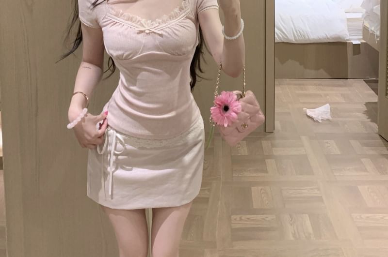 Short-Sleeve Square-Neck Plain Lace Ruffle Blouse / High Waist Satin Mini Pencil Skirt