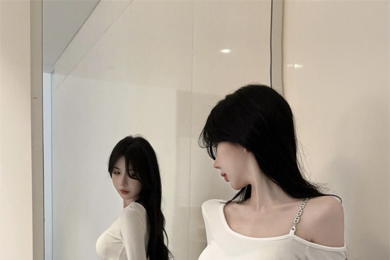 Cold Shoulder Chain Detail Long Sleeve Tee