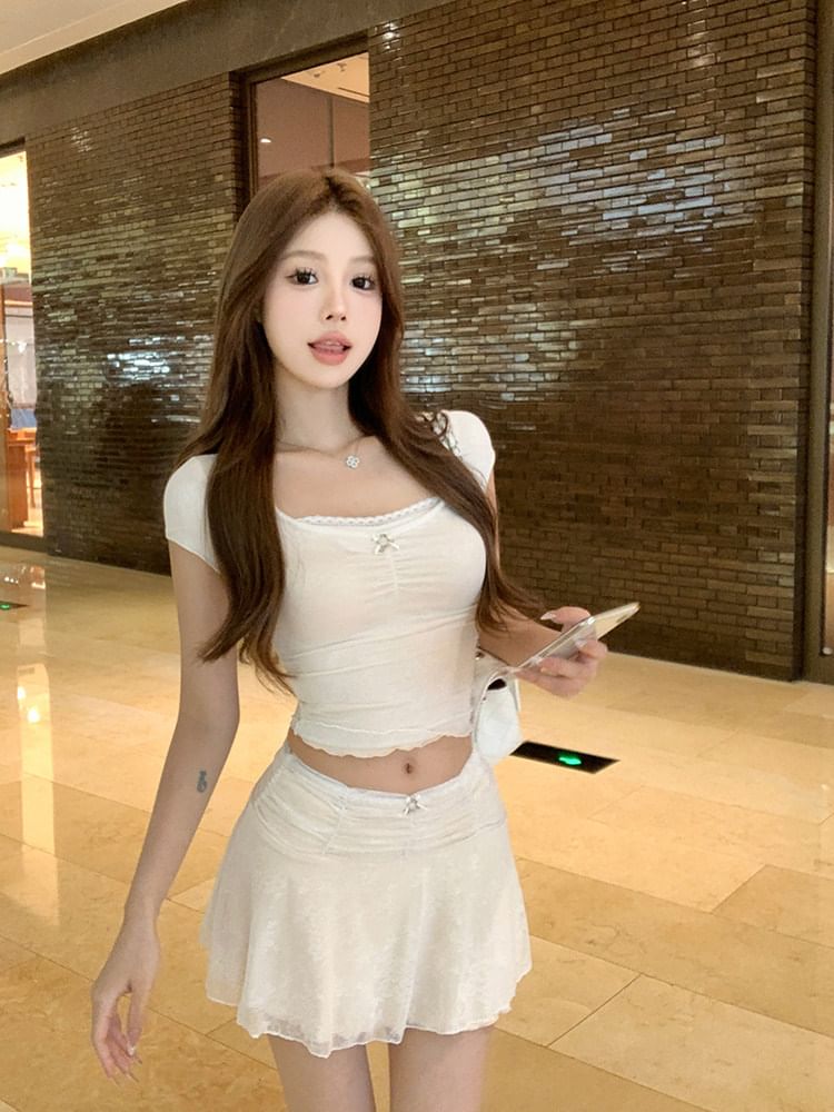 Short-Sleeve Scoop Neck Plain Lace Trim Crop T-Shirt / Mid Rise Mini A-Line Skirt
