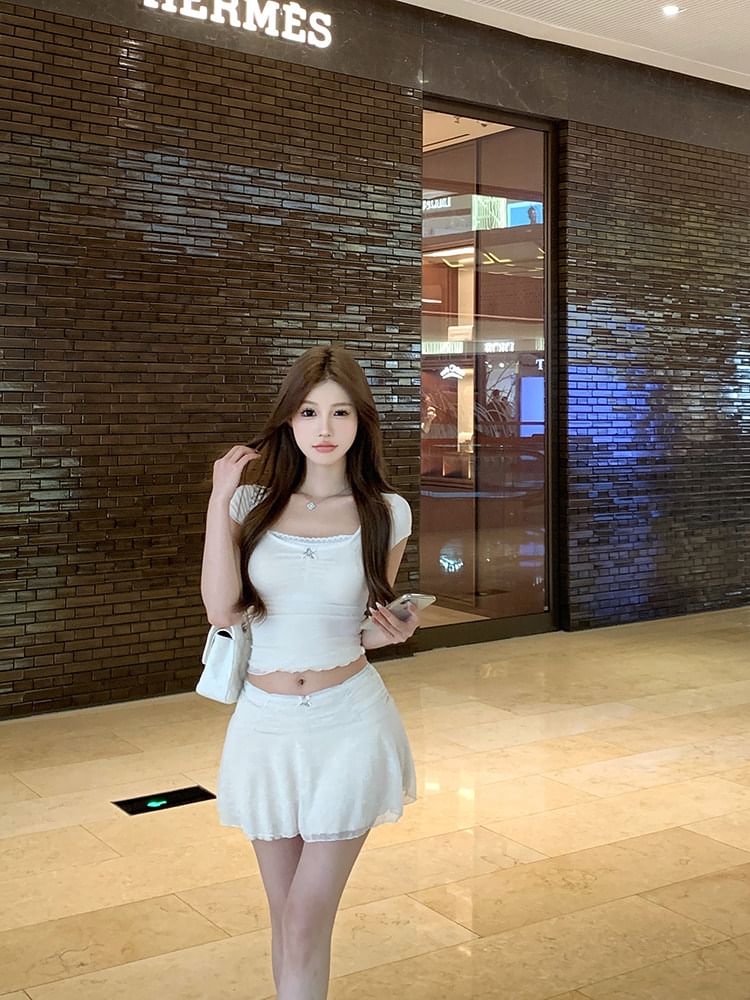 Short-Sleeve Scoop Neck Plain Lace Trim Crop T-Shirt / Mid Rise Mini A-Line Skirt