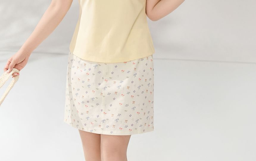 Short-Sleeve V-Neck Lace Trim Plain Top