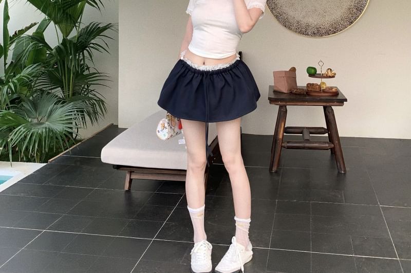Low Rise Plain Skort / Short-Sleeve Crew Neck Lace Trim Cropped T-Shirt