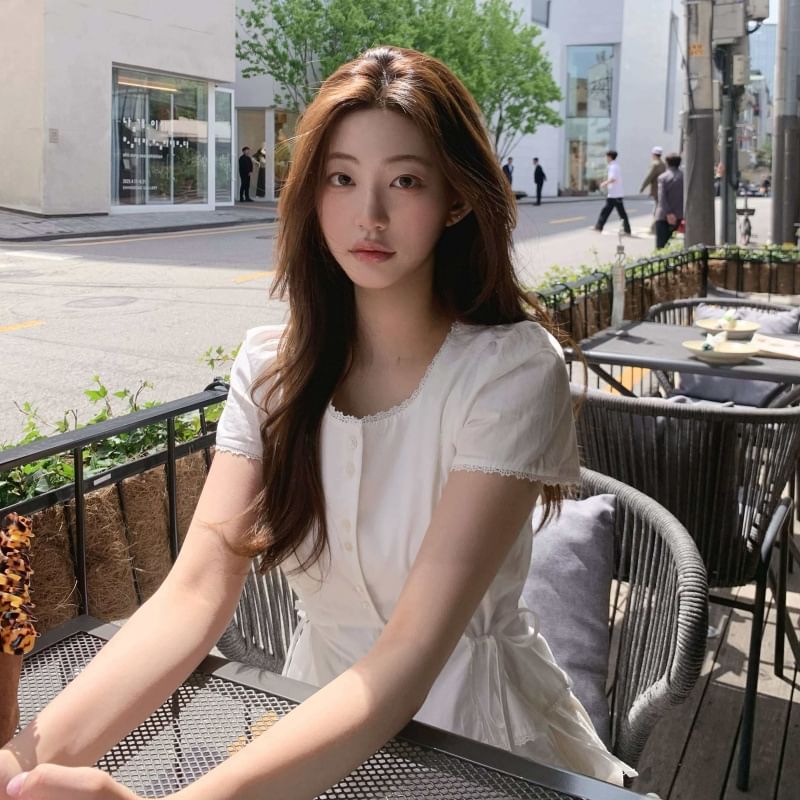 Casual Lace-Trim Round Neck Tee with Short Sleeves