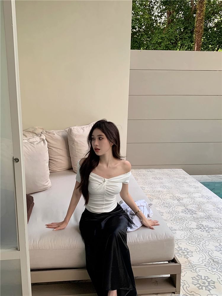 Off-Shoulder Twisted Slim Tee