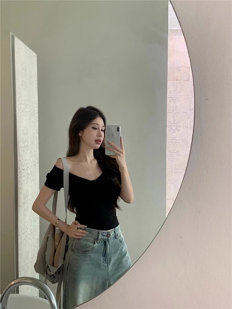 Off-Shoulder Twisted Slim Tee