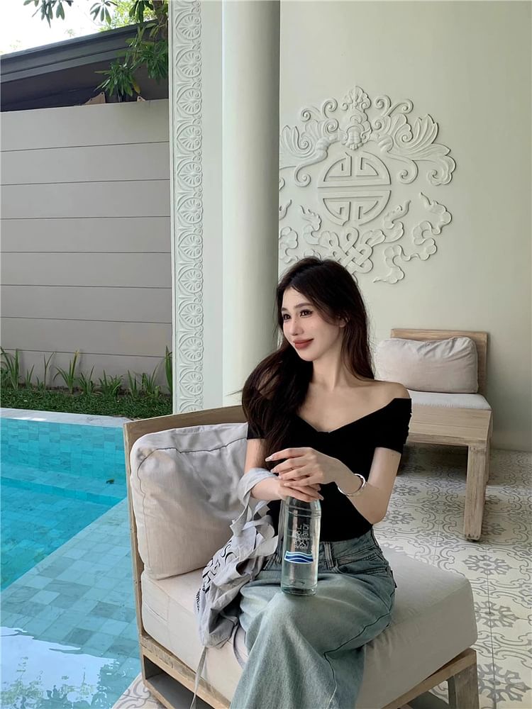 Off-Shoulder Twisted Slim Tee