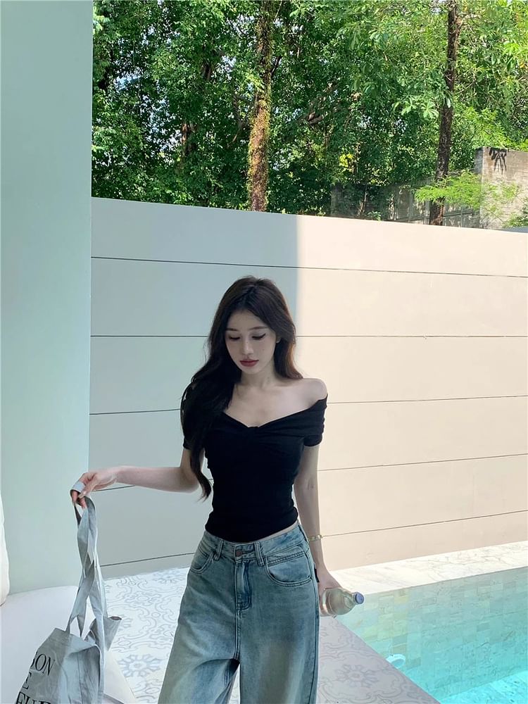 Off-Shoulder Twisted Slim Tee