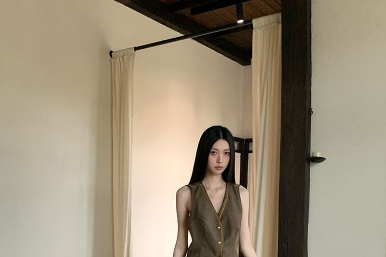 Sleeveless V-Neck Button-Up Top / Low Waist A-Line Skirt