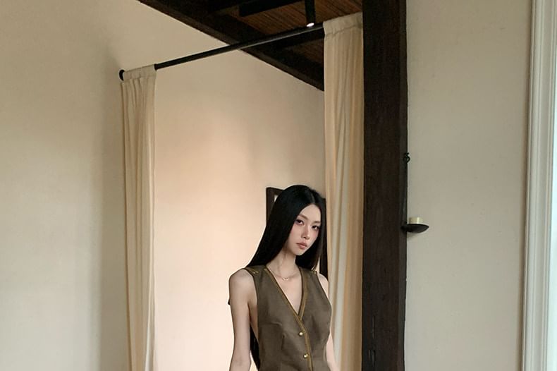 Sleeveless V-Neck Button-Up Top / Low Waist A-Line Skirt