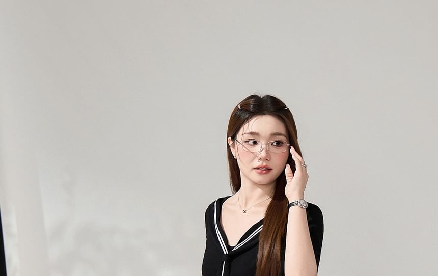 Short-Sleeve Tie-Neck Plain T-Shirt / High Waist Dotted Ruffled Mini A-Line Skirt